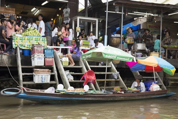 Samuthsongkram, thailand-juli 26, 2014: die berühmte schwimmende marke — Stockfoto