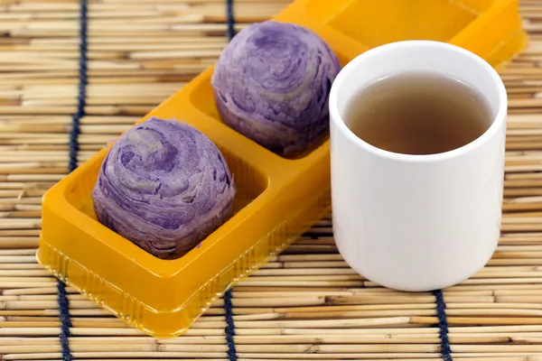 Taro purple bread and Hot Tea — Stock Photo, Image