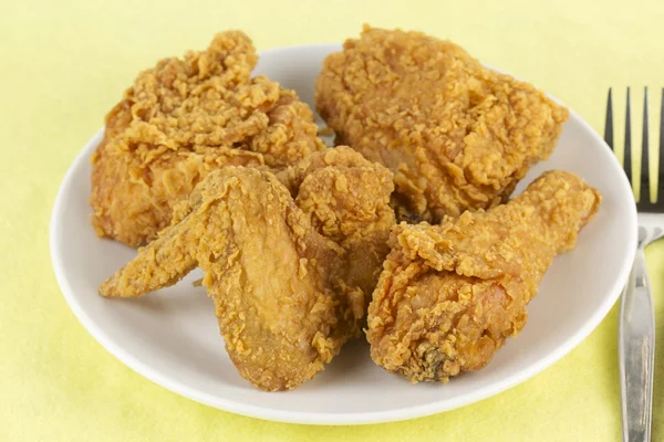 Sült csirke fehér tálcán — Stock Fotó
