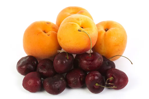 Färska aprikos och körsbär — Stockfoto