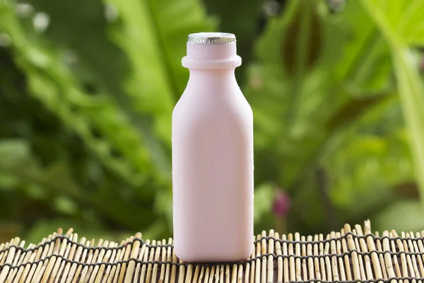 Клубничный вкус свежего молока — стоковое фото