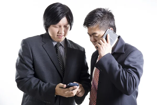 Twee zakenman vergadering en gebruikt mobilephone — Stockfoto