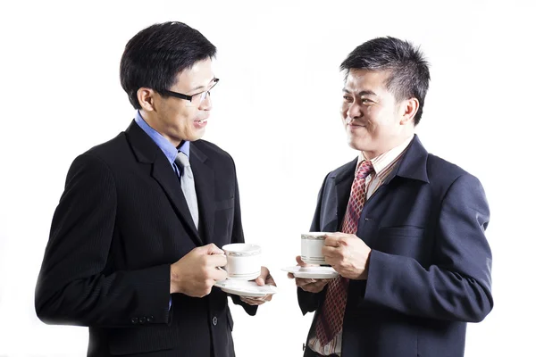 Deux hommes d'affaires parlent et boivent le café — Photo