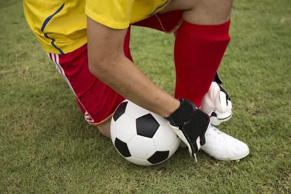 Soccer player tying his shoes — Stock Photo, Image