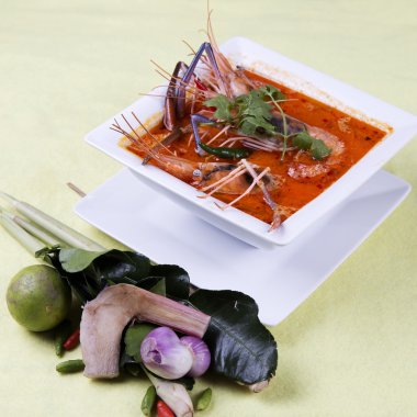 Tom yam kung, ekşi ve baharatlı karides çorbası