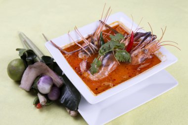 Tom yam kung, ekşi ve baharatlı karides çorbası