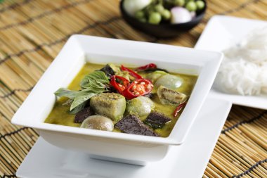 Yeşil köri tavuk çorbası