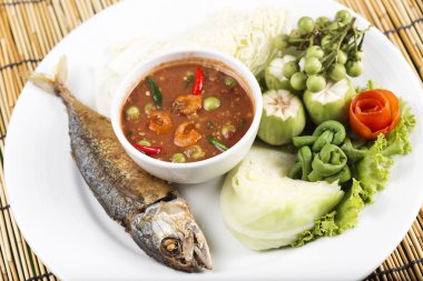 Chili yapıştır ile kızarmış uskumru 