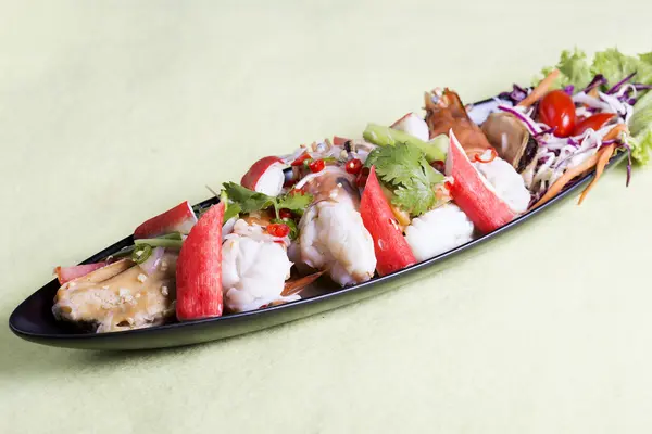 Salade thaïlandaise de fruits de mer épicés . — Photo