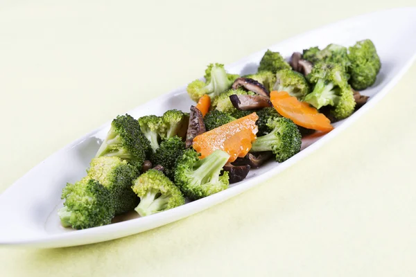 Üç sebze tabağı (brokoli, mantar, havuç) — Stok fotoğraf
