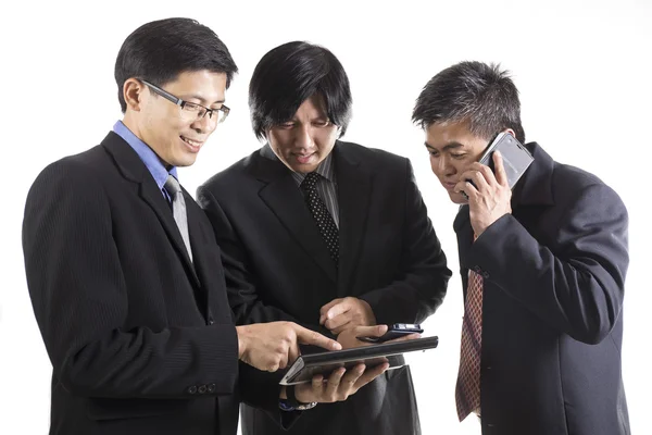 Drie zakenman vergadering en het gebruik van mobiele telefoon — Stockfoto