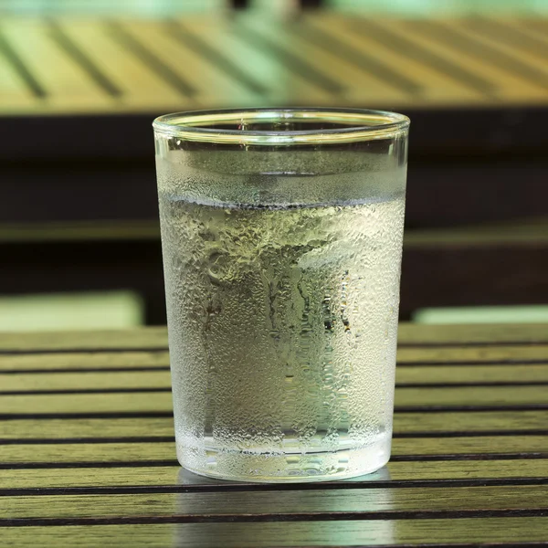 Koud water met ijs — Stockfoto