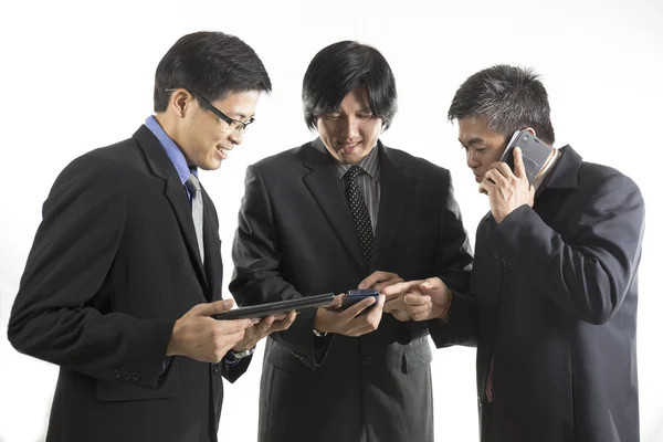 Drie zakenman vergadering en het gebruik van mobiele telefoon — Stockfoto