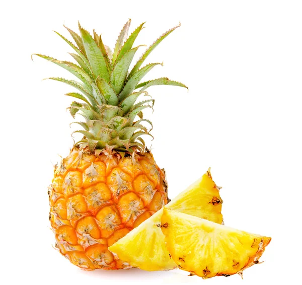 Beyaz üzerine izole edilmiş ananas