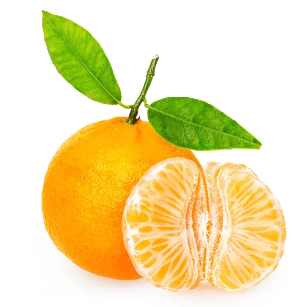 La mandarina con segmentos sobre fondo blanco reduce — Foto de Stock