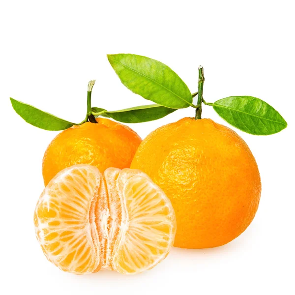 Il mandarino con segmenti su uno sfondo bianco riduce — Foto Stock