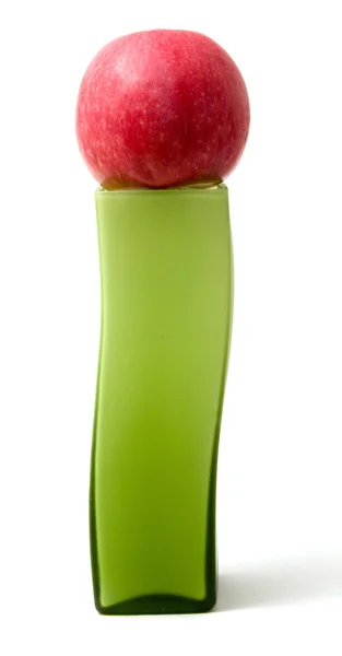 Красное яблоко опустить зеленую вазу — стоковое фото