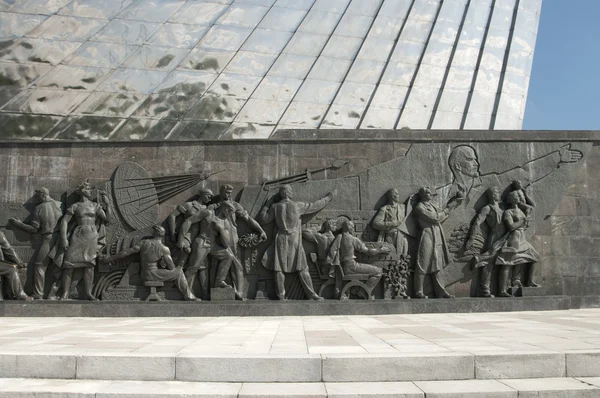"Фрагмент памятника ракете — стоковое фото