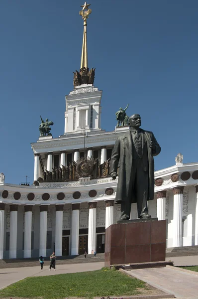 VVC, Главный павильон и памятник Ленину — стоковое фото