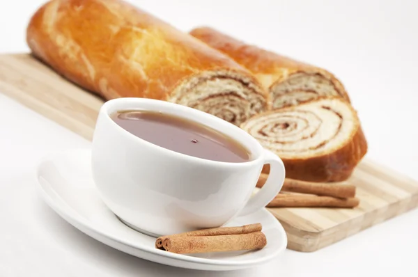 Eine Tasse Tee und hausgemachte süße Brötchen mit Zimt — Stockfoto