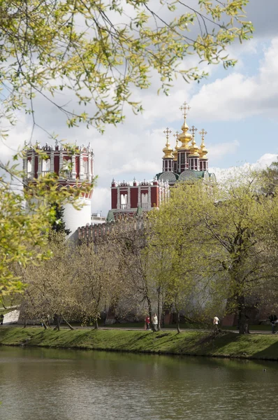 Novodevichiy klooster torens en kerk — Stockfoto