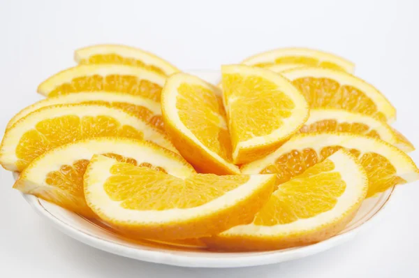 Tagli d'arancia su un piatto — Foto Stock