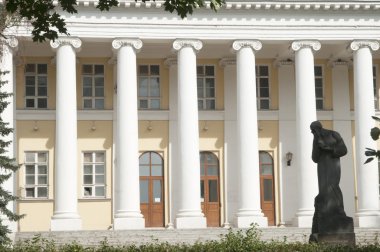 eski mariinskaya hastane ve dostoevskiy Anıtı