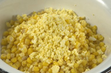 Mısır ve adet yumurta - salata için malzemeler