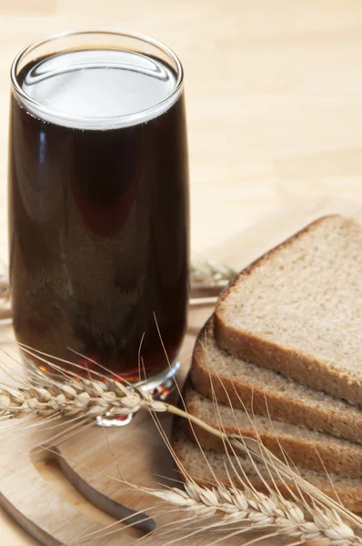 Kvass and rye bread — Stock Photo, Image