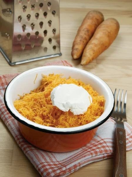 Grated carrot with sour cream — Stock Photo, Image