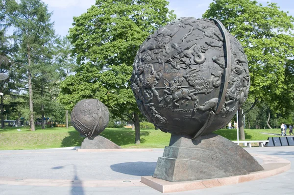 Universe globe on a Cosmos Heroes Alley — Stock Photo, Image