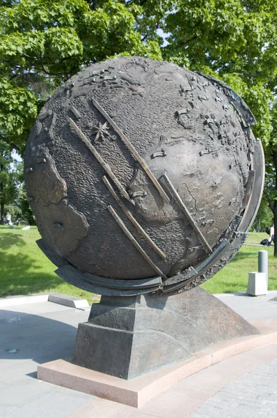 Земной шар на аллее героев Космоса — стоковое фото