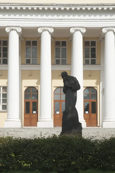 Antiguo hospital Mariinskaya y monumento a Dostoievski — Foto de Stock