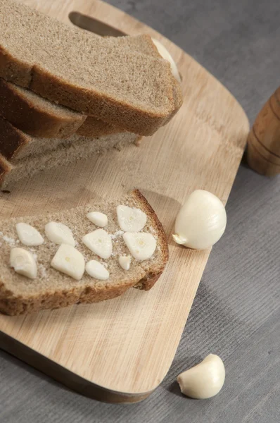 Çavdar ekmeği sarımsak ve tuz — Stok fotoğraf