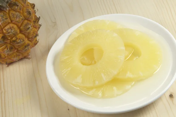 パイナップルの輪切りのシロップ漬け — ストック写真