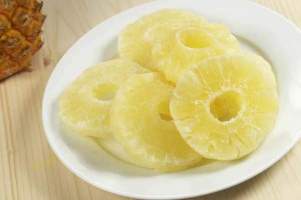 砂糖漬けのパイナップルの輪切り — ストック写真
