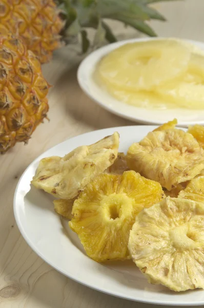 Zongedroogde ananas segmenten — Stockfoto