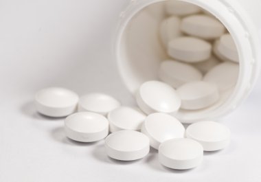 kutusunun yakınında bulunan beyaz tabletler