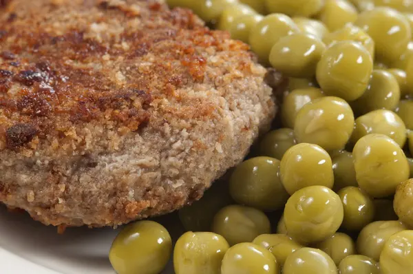 Cutlet with green peas — Stock Photo, Image
