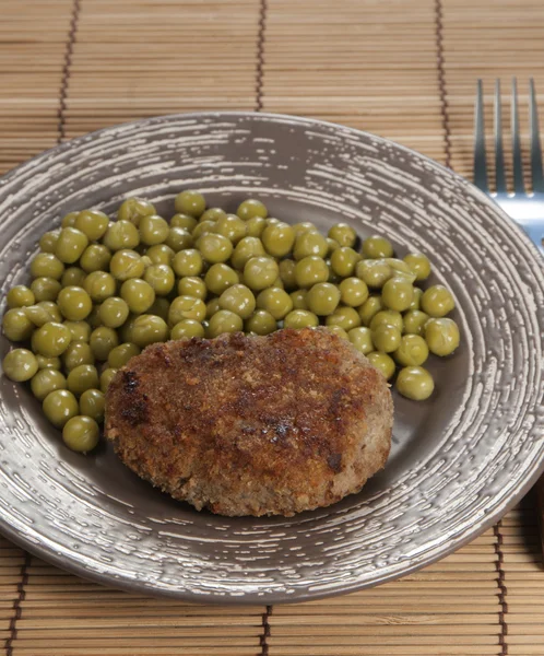 Cubo con guisantes verdes —  Fotos de Stock