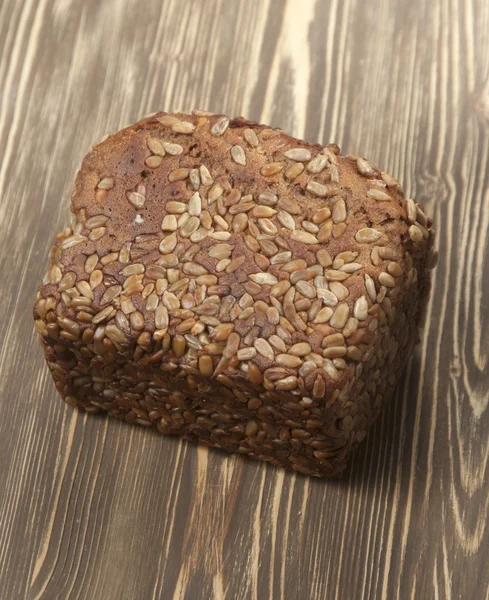 Pane di segale e frumento con semi di girasole — Foto Stock