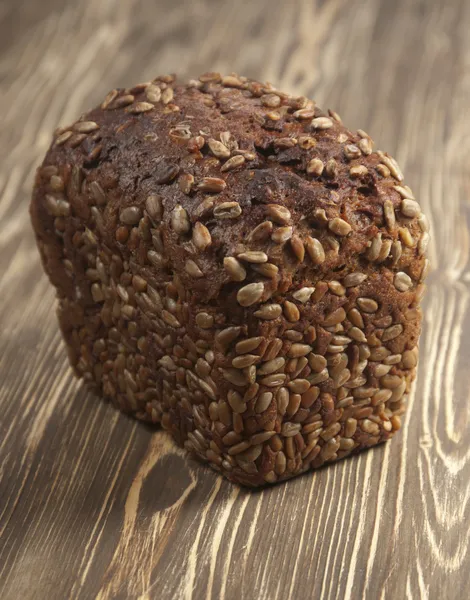 Pane di segale e frumento con semi di girasole — Foto Stock