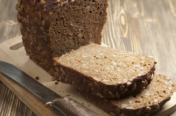 Rogge en tarwe brood met zonnebloempitten — Stockfoto