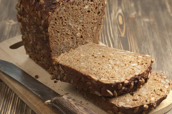 Rogge en tarwe brood met zonnebloempitten — Stockfoto