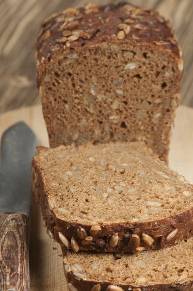 Rogge en tarwe brood met zonnebloempitten — Stockfoto