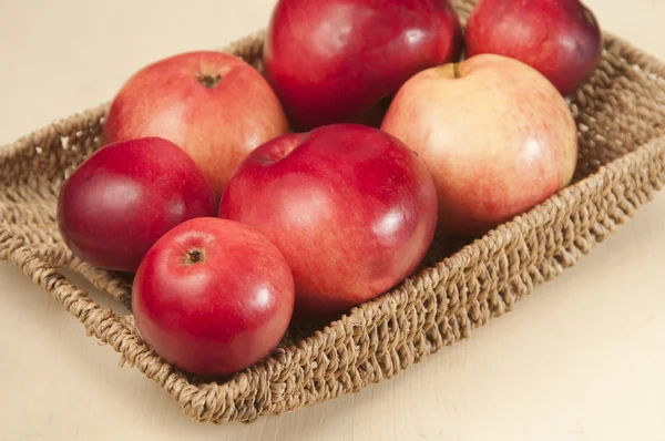 Schöne rote Äpfel — Stockfoto