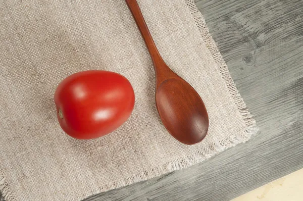 Tomate et une cuillère — Photo