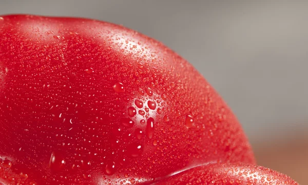 Красная Паприка с капельками воды — стоковое фото