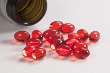 kutusunun yakınında bulunan kırmızı kapsül