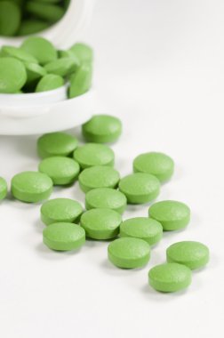 kutusunun yakınında bulunan yeşil tabletleri 